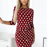 13-164 Sukienka sportowa z wiązaniem i kieszeniami - bordowa w groszki - produkcja polska-1