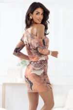 13-168 Sukienka sportowa z kieszeniami i wiązaniem - miedziany wzór z napisami-3