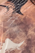 13-168 Sukienka sportowa z kieszeniami i wiązaniem - miedziany wzór z napisami-9