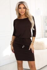 13-169 Sportowa sukienka midi z kieszonkami i wiązaniem w pasie - czekoladowy brąz-1
