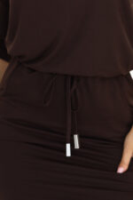 13-169 Sportowa sukienka midi z kieszonkami i wiązaniem w pasie - czekoladowy brąz-7
