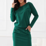 189-13 Dresowa sukienka z długim rękawem i kieszeniami - wygodny fason z dekoltem na plecach - zielona-1