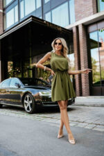 296-14 VICTORIA Trapezowa sukienka bez rękawków z wiązaniem w pasie - khaki-4