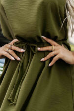 296-14 VICTORIA Trapezowa sukienka bez rękawków z wiązaniem w pasie - khaki-10
