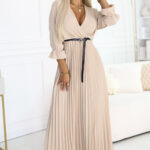 462-5 SERENA Plisowana sukienka maxi z dekoltem, paskiem i rękawem 3/4 - CIEMNY BEŻ-1