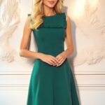 615-1 BLANKA Trapezowa sukienka z falbanką przy dekolcie - zieleń butelkowa-1