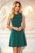 615-1 BLANKA Trapezowa sukienka z falbanką przy dekolcie - zieleń butelkowa-1