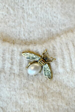 628-1 Modny kardigan oversize z ozdobną broszką i praktycznymi kieszeniami - beżowy-10