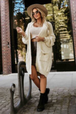 628-1 Modny kardigan oversize z ozdobną broszką i praktycznymi kieszeniami - beżowy-2