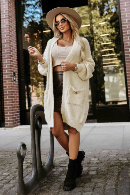 628-1 Modny kardigan oversize z ozdobną broszką i praktycznymi kieszeniami - beżowy-2