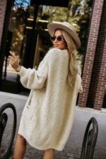 628-1 Modny kardigan oversize z ozdobną broszką i praktycznymi kieszeniami - beżowy-6