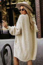 628-1 Modny kardigan oversize z ozdobną broszką i praktycznymi kieszeniami - beżowy-3