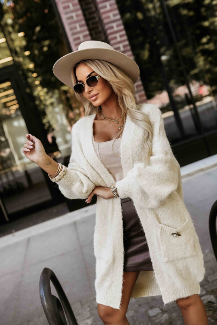 628-1 Modny kardigan oversize z ozdobną broszką i praktycznymi kieszeniami - beżowy-4