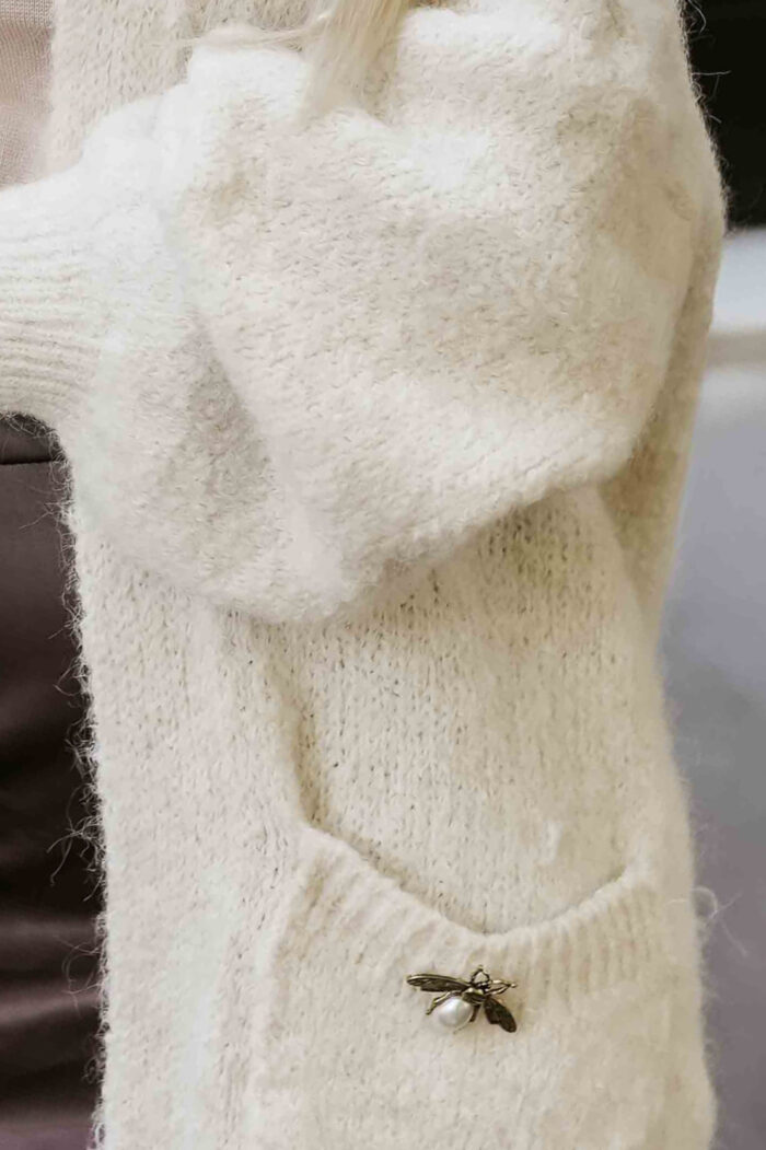 628-1 Modny kardigan oversize z ozdobną broszką i praktycznymi kieszeniami - beżowy-8