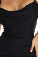 638-1 Długa gorsetowa satynowa sukienka z rozcięciem na nogę - czarna-6