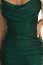 638-2 Długa gorsetowa satynowa sukienka z rozcięciem na nogę - zieleń butelkowa-7