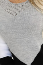 584-1 Trójkolorowa sweterkowa sukienka z ażurowym dekoltem - czarno-biało-szara-5