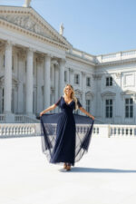 635-3 MELANIA długa błyszcząca suknia z dekoltem i krótkim rękawkiem - granatowa-6