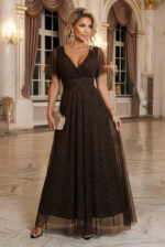 635-4 MELANIA długa błyszcząca suknia z dekoltem i krótkim rękawkiem - czekolada-7
