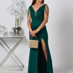 Zielona dopasowana długa sukienka z koralikami na ramionach