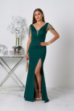 Zielona dopasowana długa sukienka z koralikami na ramionach - obrazek 2