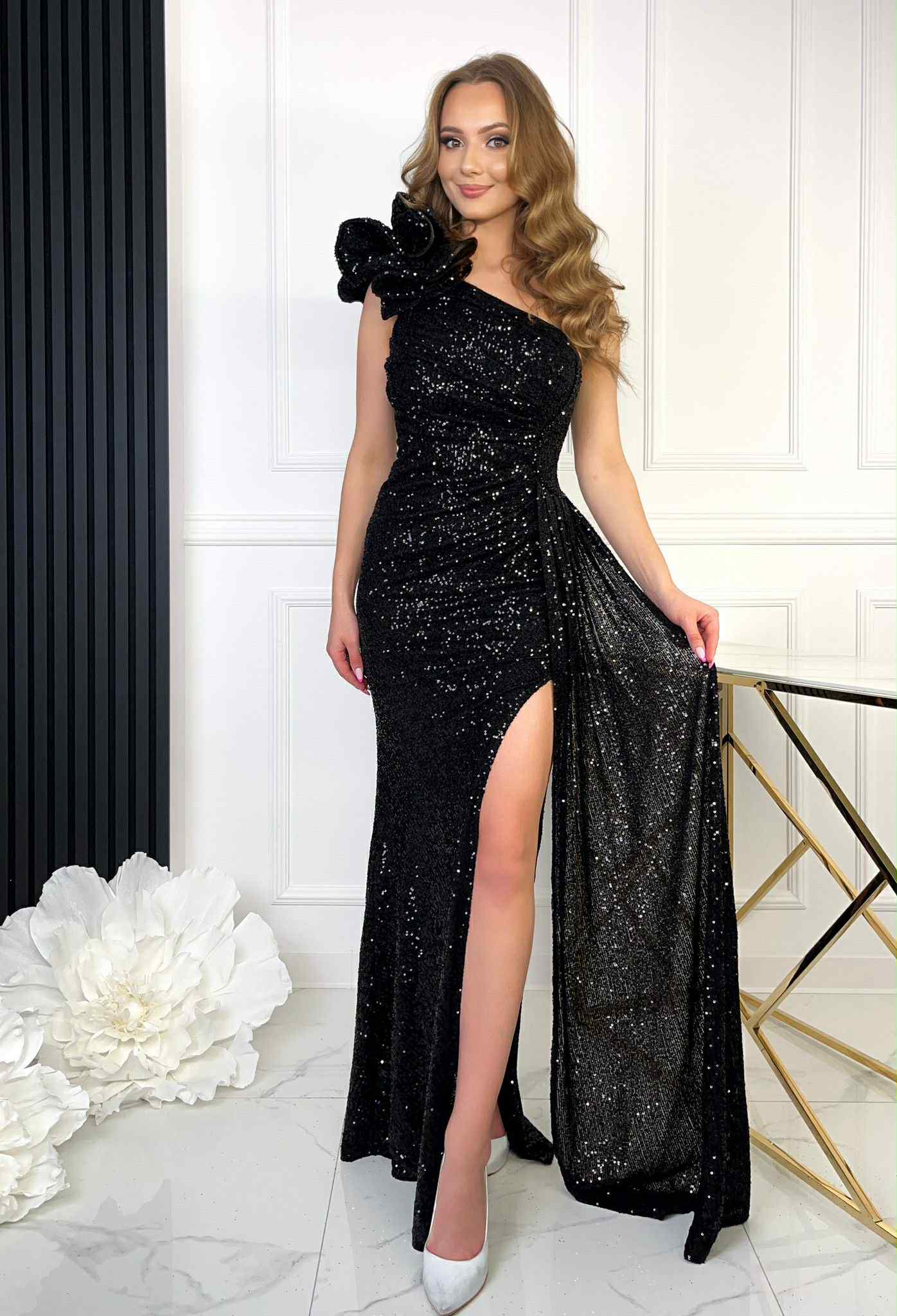 bb5e384d-83e1-44a8-bf1d-6a655674320b Błyszcząca cekinowa sukienka maxi na jedno ramię z żabotem czarna - obrazek 1
