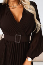 414-11 KLARA plisowana elegancka sukienka midi z paskiem i dekoltem - czekoladowa-6