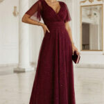 635-5 MELANIA długa błyszcząca suknia z dekoltem i krótkim rękawkiem - bordowa-1