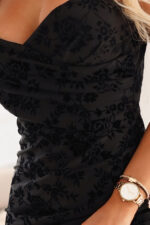 645-1 Dopasowana sukienka maxi z kopertowym dekoltem i rozcięciem - czarna z eleganckim wzorem-6