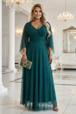 655-2 Długa połyskująca w świetle suknia z dekoltem i transparentnym rękawkiem - szmaragdowa zieleń-7