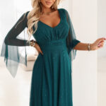 655-2 Długa połyskująca w świetle suknia z dekoltem i transparentnym rękawkiem - szmaragdowa zieleń-1