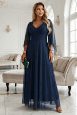 655-3 Długa połyskująca w świetle suknia z dekoltem i transparentnym rękawkiem - granatowa-11