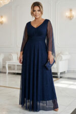655-3 Długa połyskująca w świetle suknia z dekoltem i transparentnym rękawkiem - granatowa-13