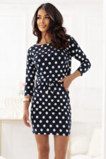 13-167 Sukienka sportowa z wiązaniem i kieszonkami - granat w białe grochy-10