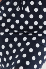 13-167 Sukienka sportowa z wiązaniem i kieszonkami - granat w białe grochy-11