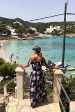 194-3 Długa suknia z hiszpańskim dekoltem - czarna w kolorowe kwiaty-10