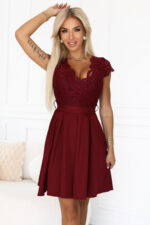 242-5 ANNA Koronkowa sukienka z dekoltem i rozkloszowaną spódnicą - bordowa-4