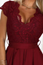 242-5 ANNA Koronkowa sukienka z dekoltem i rozkloszowaną spódnicą - bordowa-5