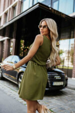 296-14 VICTORIA Trapezowa sukienka bez rękawków z wiązaniem w pasie - khaki-8