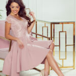 300-1 PATRICIA - sukienka z dłuższym tyłem i koronkowym dekoltem - PUDROWY RÓŻ-1