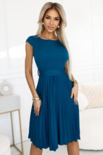311-17 LILA Klasyczna plisowana sukienka z krótkim rękawkiem i paskiem - kolor MORSKI-2