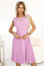 311-18 LILA Klasyczna plisowana sukienka z krótkim rękawkiem i paskiem - WRZOS-1