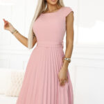 311-19 LILA Klasyczna plisowana sukienka z krótkim rękawkiem i paskiem - PUDROWY RÓŻ-1
