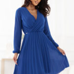 313-18 ISABELLE Elegancka plisowana sukienka z dekoltem i długim rękawkiem - chabrowa-1