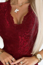 316-12 Koronkowa dopasowana sukienka z krótkim rękawkiem i dekoltem - BORDOWA-7