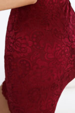 316-12 Koronkowa dopasowana sukienka z krótkim rękawkiem i dekoltem - BORDOWA-8
