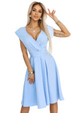 348-12 SCARLETT - rozkloszowana sukienka midi z kopertowym dekoltem i paskiem - BŁĘKITNA-6