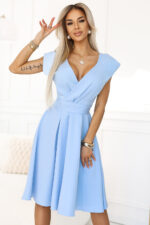 348-12 SCARLETT - rozkloszowana sukienka midi z kopertowym dekoltem i paskiem - BŁĘKITNA-1