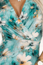 379-4 BOYKA Dopasowana sukienka z kopertowym dekoltem - BEŻOWE KWIATY NA TURKUSOWYM TLE-5