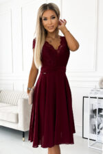 381-5 LINDA - szyfonowa sukienka z koronkowym dekoltem - BORDOWA-4